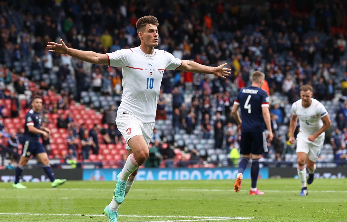 Schick lập siêu phẩm từ giữa sân, Séc khởi đầu hoàn hảo ở EURO 2020