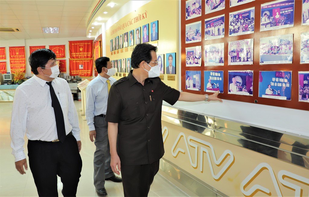 Bí thư Tỉnh ủy An Giang Lê Hồng Quang đến thăm và chúc mừng các cơ quan báo chí nhân ngày 21-6