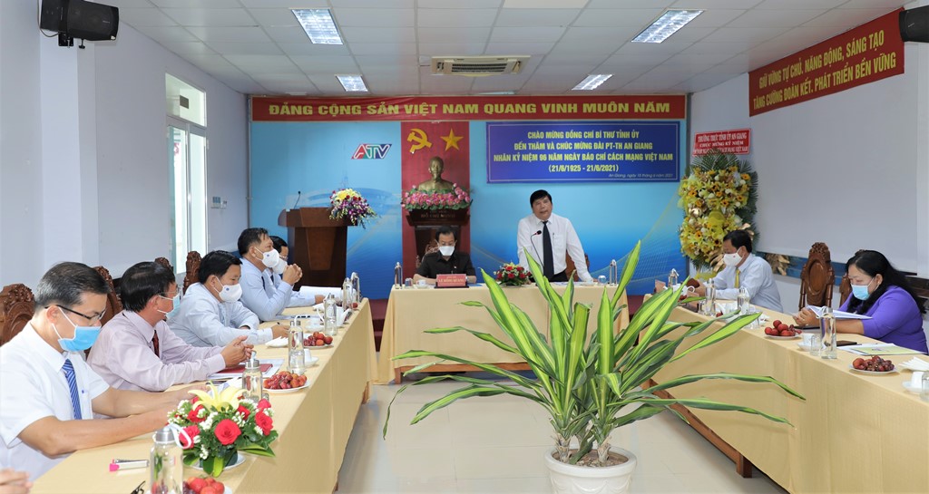Bí thư Tỉnh ủy An Giang Lê Hồng Quang đến thăm và chúc mừng các cơ quan báo chí nhân ngày 21-6