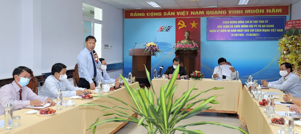 Bí thư Tỉnh ủy An Giang Lê Hồng Quang đến thăm và chúc mừng các cơ quan báo chí nhân ngày 21-6