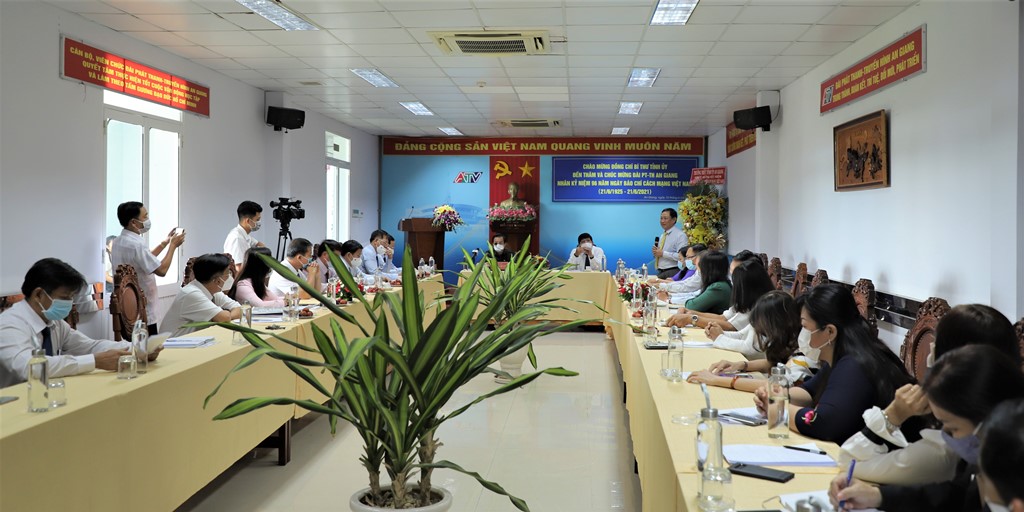 Bí thư Tỉnh ủy An Giang Lê Hồng Quang đến thăm và chúc mừng các cơ quan báo chí nhân ngày 21-6