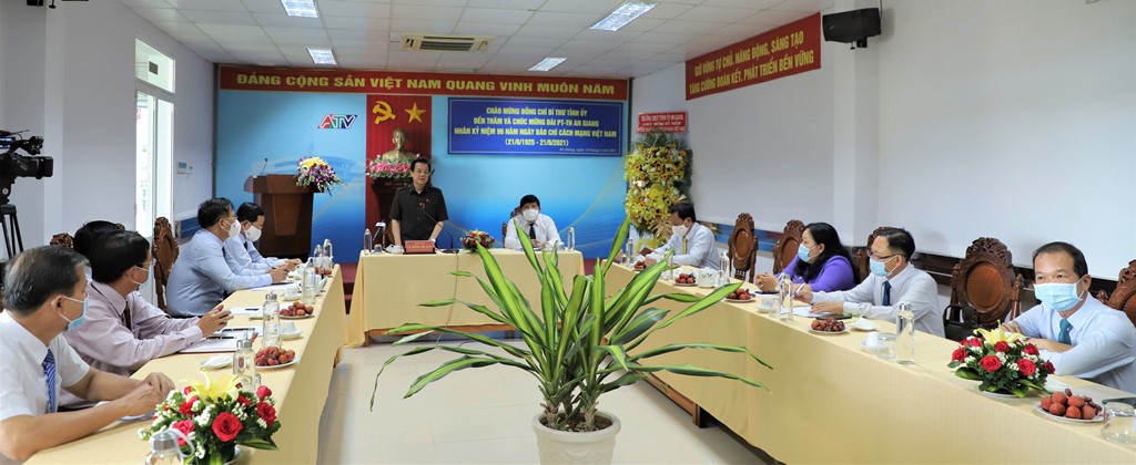 Bí thư Tỉnh ủy An Giang Lê Hồng Quang đến thăm và chúc mừng các cơ quan báo chí nhân ngày 21-6