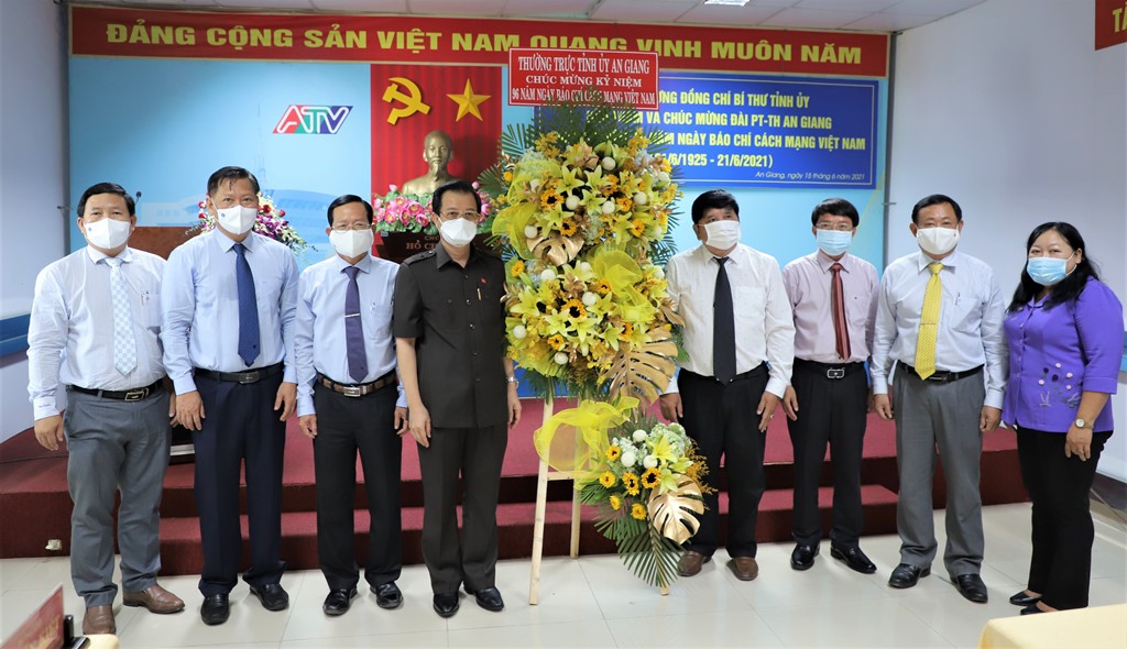 Bí thư Tỉnh ủy An Giang Lê Hồng Quang đến thăm và chúc mừng các cơ quan báo chí nhân ngày 21-6