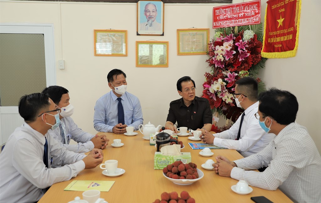 Bí thư Tỉnh ủy An Giang Lê Hồng Quang đến thăm và chúc mừng các cơ quan báo chí nhân ngày 21-6