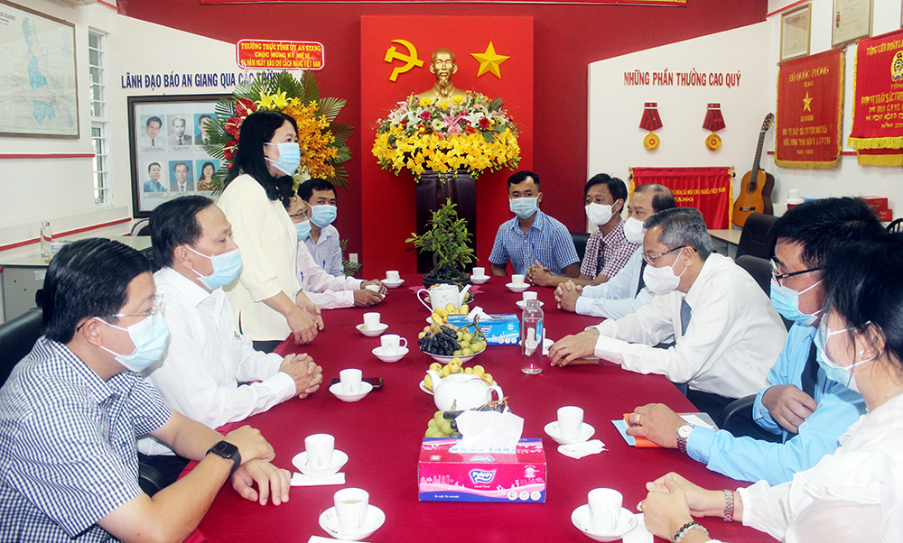 Phó Bí thư Thường trực Tỉnh ủy An Giang Lê Văn Nưng thăm, chúc mừng Báo An Giang và Hội Nhà báo tỉnh An Giang nhân kỷ niệm 96 năm ngày Báo chí Cách mạng Việt Nam