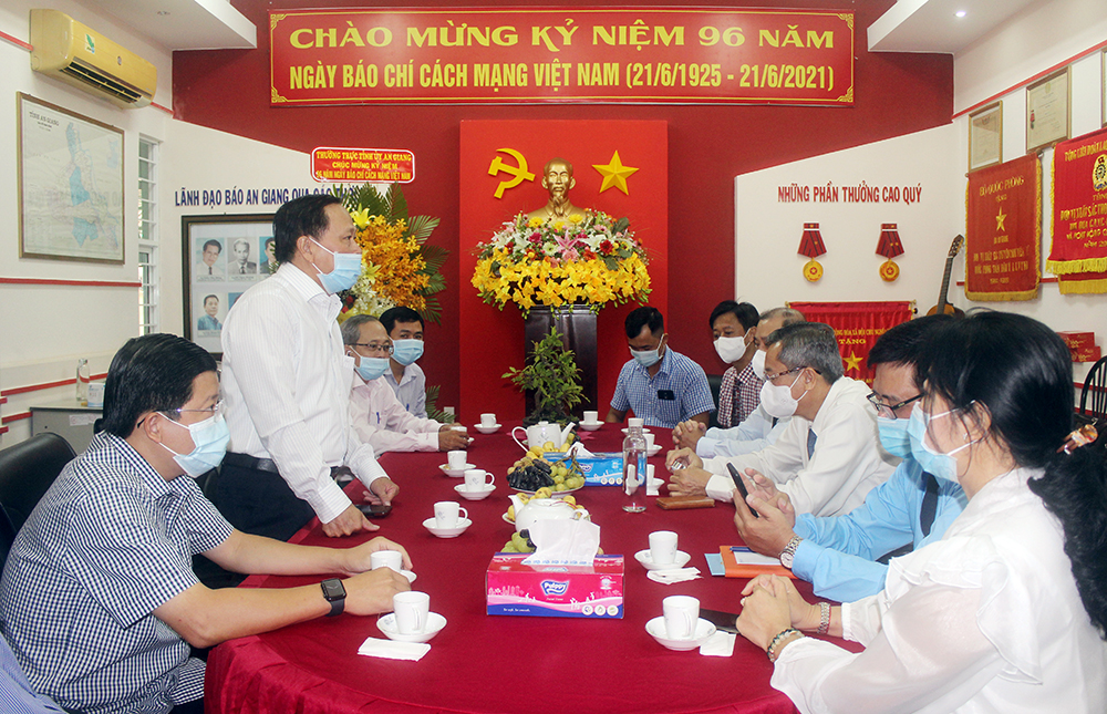 Phó Bí thư Thường trực Tỉnh ủy An Giang Lê Văn Nưng thăm, chúc mừng Báo An Giang và Hội Nhà báo tỉnh An Giang nhân kỷ niệm 96 năm ngày Báo chí Cách mạng Việt Nam