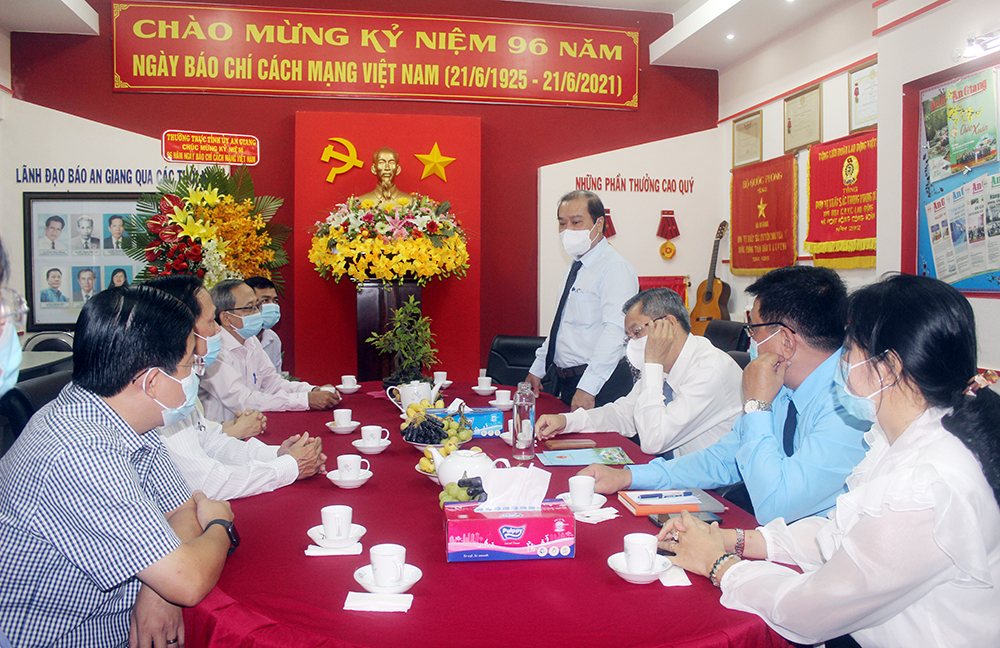 Phó Bí thư Thường trực Tỉnh ủy An Giang Lê Văn Nưng thăm, chúc mừng Báo An Giang và Hội Nhà báo tỉnh An Giang nhân kỷ niệm 96 năm ngày Báo chí Cách mạng Việt Nam