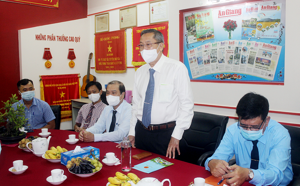 Phó Bí thư Thường trực Tỉnh ủy An Giang Lê Văn Nưng thăm, chúc mừng Báo An Giang và Hội Nhà báo tỉnh An Giang nhân kỷ niệm 96 năm ngày Báo chí Cách mạng Việt Nam