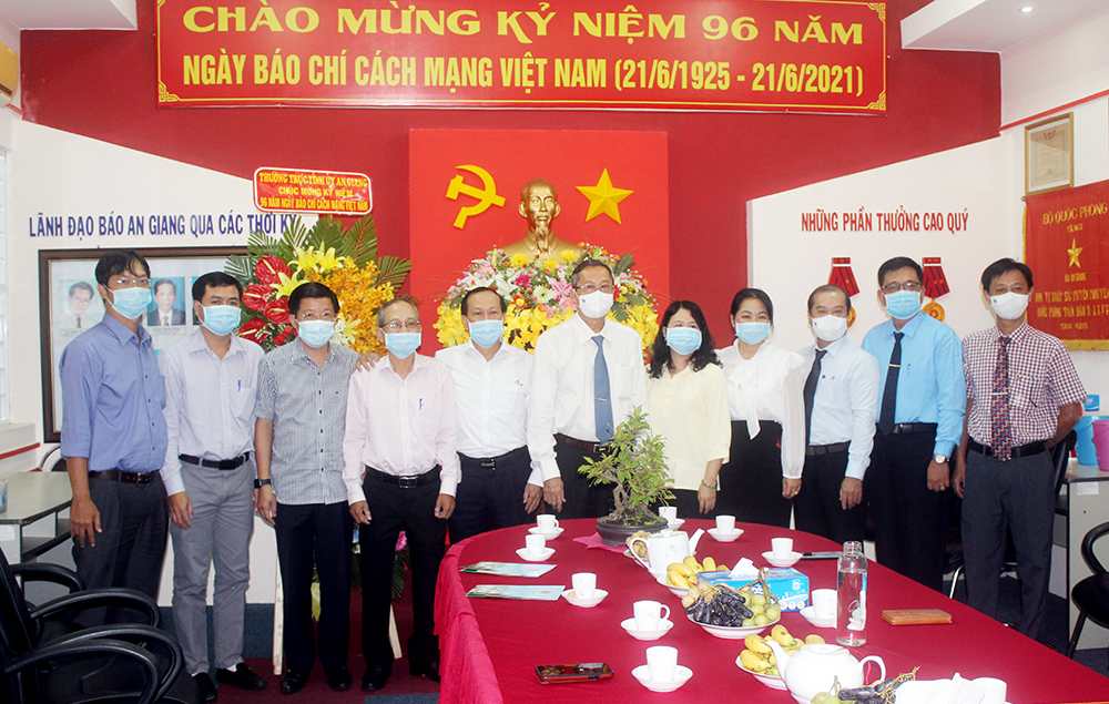 Phó Bí thư Thường trực Tỉnh ủy An Giang Lê Văn Nưng thăm, chúc mừng Báo An Giang và Hội Nhà báo tỉnh An Giang nhân kỷ niệm 96 năm ngày Báo chí Cách mạng Việt Nam