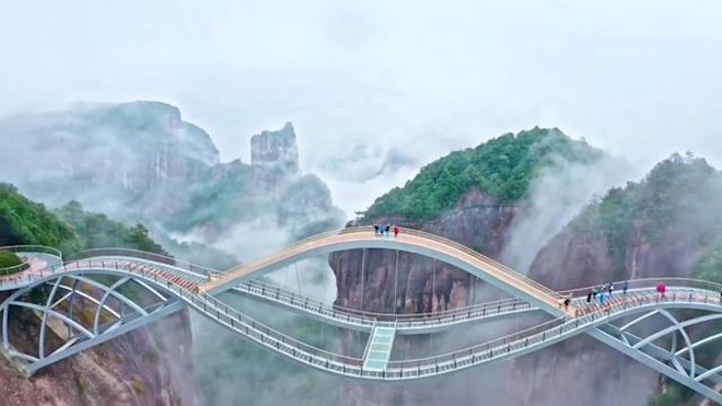Cầu uốn lượn giữa 2 vách núi cao 140 m ở Trung Quốc gây "bão" mạng xã hội