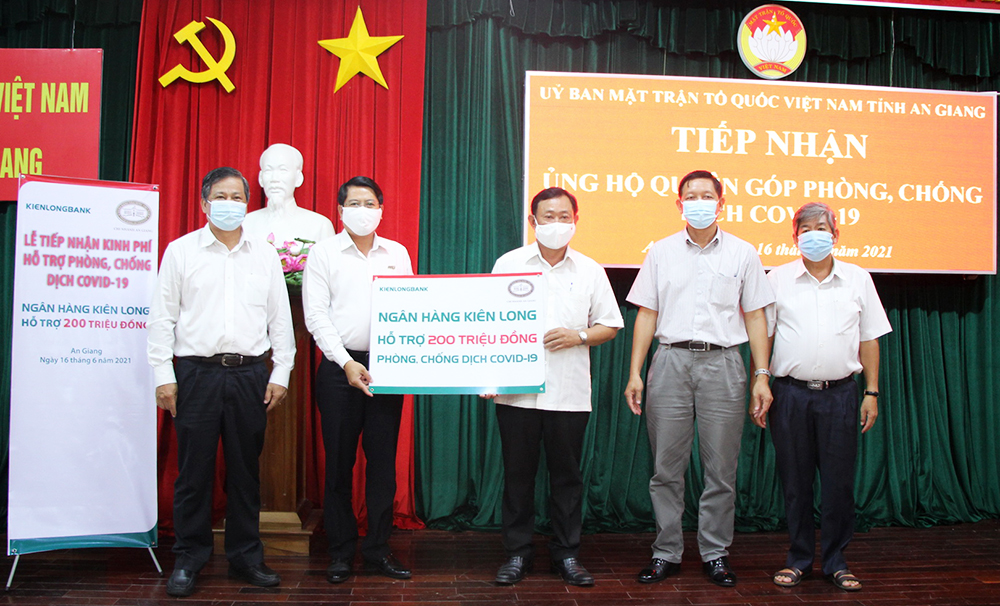 Ngân hàng TMCP Kiên Long, Ngân hàng Nông nghiệp và Phát triển nông thôn chi nhánh An Giang ủng hộ 313 triệu đồng phòng, chống dịch bệnh COVID-19