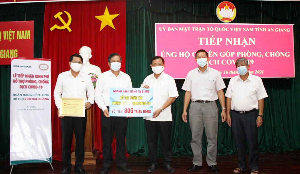 Ngân hàng TMCP Kiên Long, Ngân hàng Nông nghiệp và Phát triển nông thôn chi nhánh An Giang ủng hộ 313 triệu đồng phòng, chống dịch bệnh COVID-19