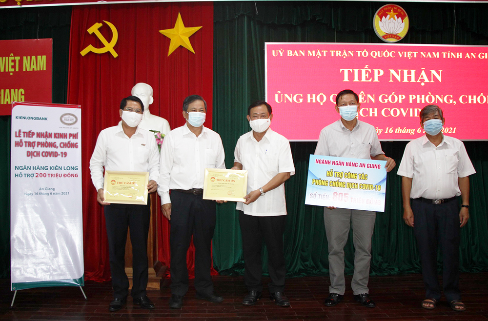 Ngân hàng TMCP Kiên Long, Ngân hàng Nông nghiệp và Phát triển nông thôn chi nhánh An Giang ủng hộ 313 triệu đồng phòng, chống dịch bệnh COVID-19