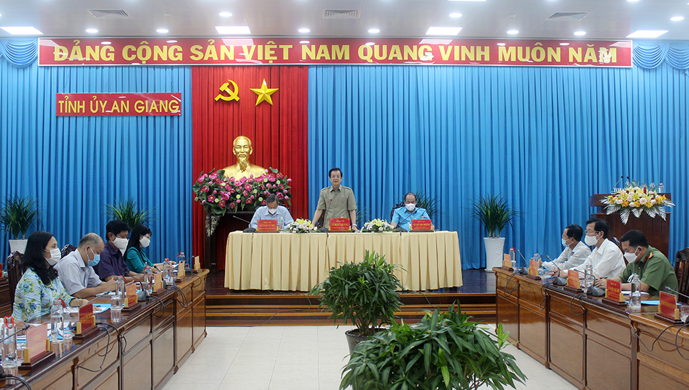 Thường trực Tỉnh ủy An Giang thông tin tình hình liên quan việc buộc tháo dỡ, di dời bè cá, nhà nổi trên sông thuộc địa bàn thủ đô Phnôm Pênh