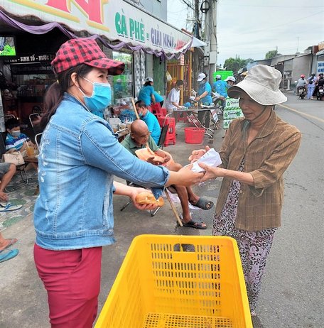 600 ổ bánh mì, 200 ly trà đường miễn phí