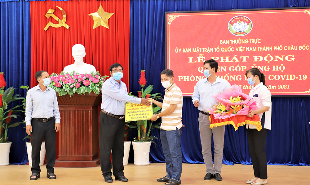 Ban Thường trực UBMTTQVN TP. Châu Đốc phát động quyên góp, ủng hộ phòng, chống dịch bệnh COVID-19
