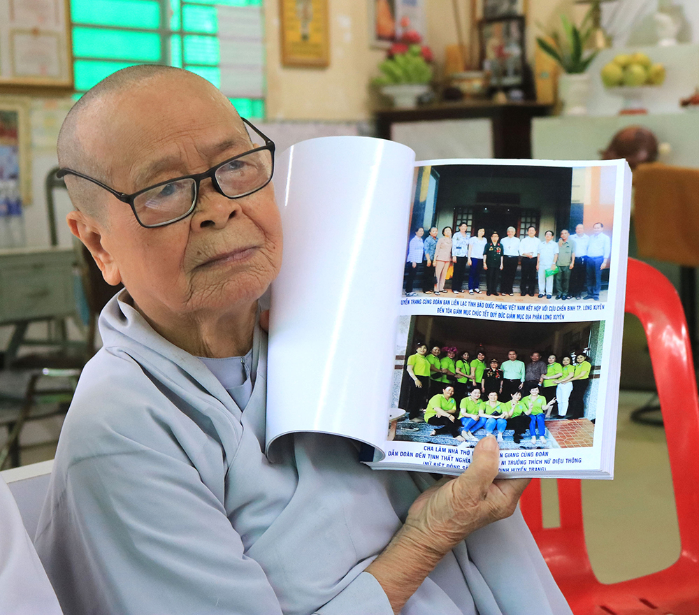 Đóa bạch liên trong chùa