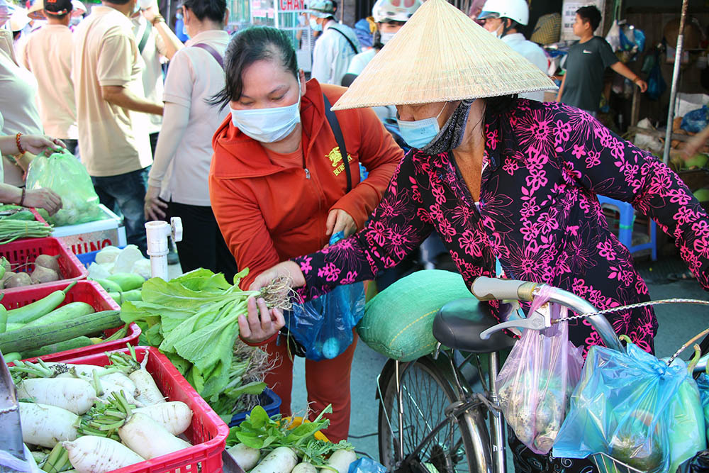 Phiên chợ đặc biệt ở Cần Thơ, người nghèo đến chợ mà lòng rưng rưng