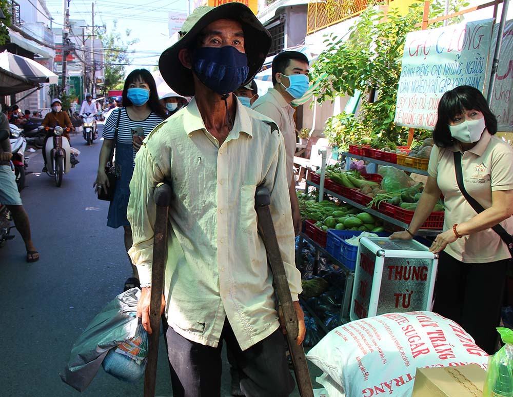 Phiên chợ đặc biệt ở Cần Thơ, người nghèo đến chợ mà lòng rưng rưng