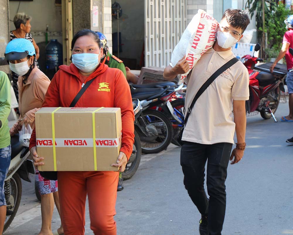 Phiên chợ đặc biệt ở Cần Thơ, người nghèo đến chợ mà lòng rưng rưng