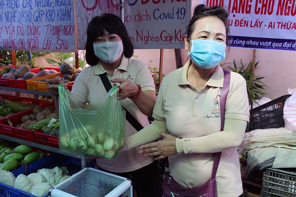 Phiên chợ đặc biệt ở Cần Thơ, người nghèo đến chợ mà lòng rưng rưng