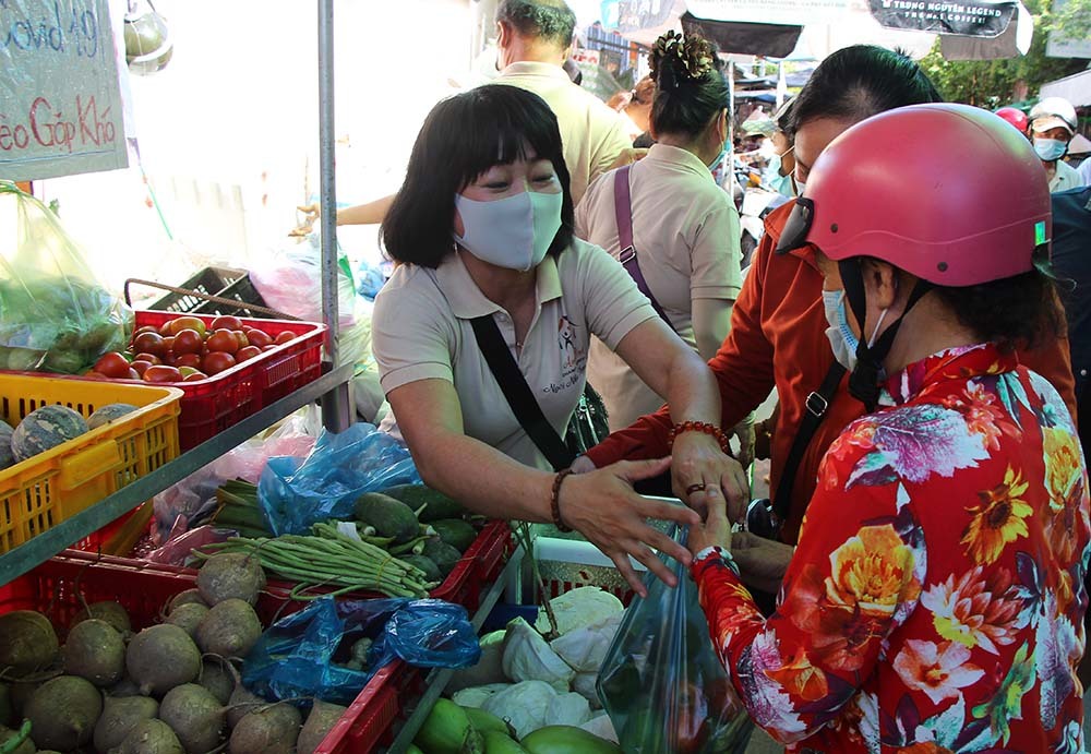 Phiên chợ đặc biệt ở Cần Thơ, người nghèo đến chợ mà lòng rưng rưng