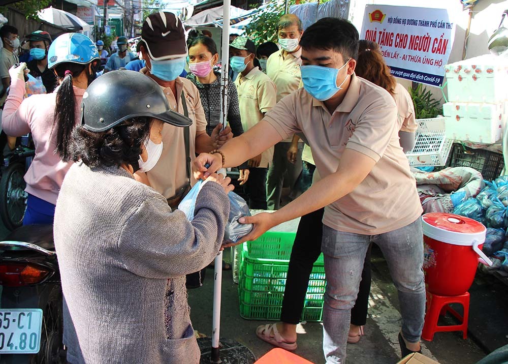 Phiên chợ đặc biệt ở Cần Thơ, người nghèo đến chợ mà lòng rưng rưng