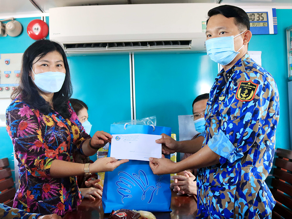 Hội Liên hiệp Phụ nữ tỉnh An Giang thăm, tặng quà lực lượng làm nhiệm vụ phòng, chống dịch bệnh COVID-19 trên sông Tiền