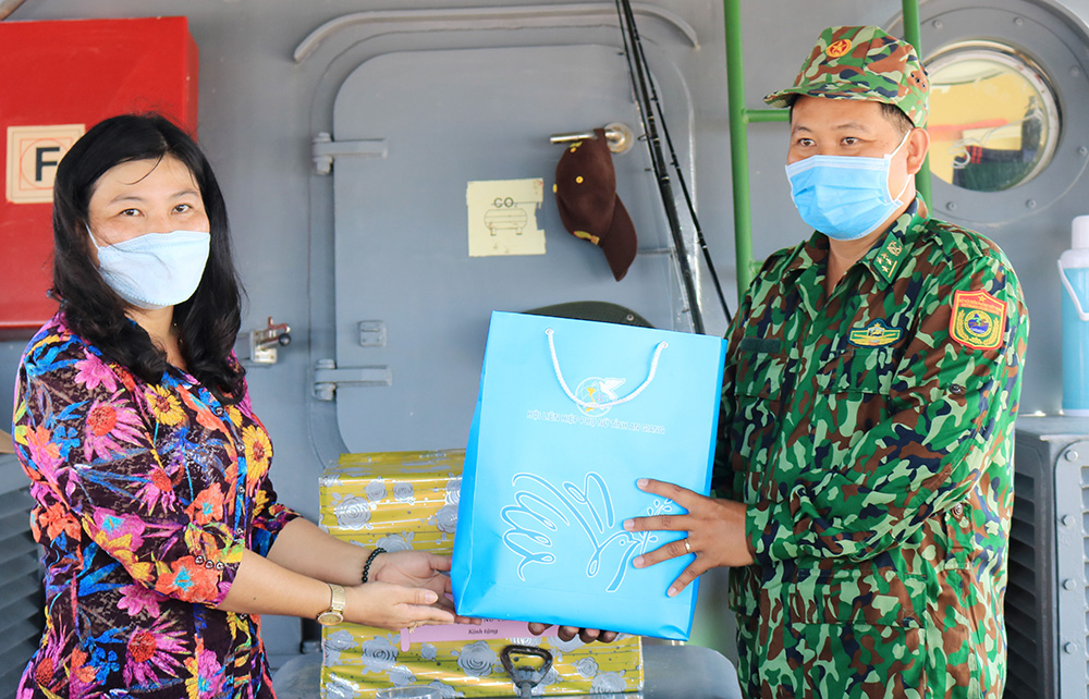 Hội Liên hiệp Phụ nữ tỉnh An Giang thăm, tặng quà lực lượng làm nhiệm vụ phòng, chống dịch bệnh COVID-19 trên sông Tiền