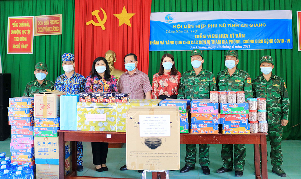 Hội Liên hiệp Phụ nữ tỉnh An Giang thăm, tặng quà lực lượng làm nhiệm vụ phòng, chống dịch bệnh COVID-19 trên sông Tiền