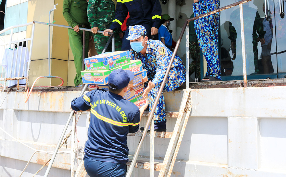 Hội Liên hiệp Phụ nữ tỉnh An Giang thăm, tặng quà lực lượng làm nhiệm vụ phòng, chống dịch bệnh COVID-19 trên sông Tiền