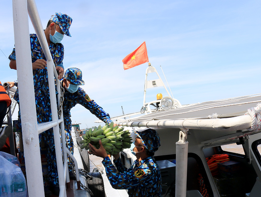 Hội Liên hiệp Phụ nữ tỉnh An Giang thăm, tặng quà lực lượng làm nhiệm vụ phòng, chống dịch bệnh COVID-19 trên sông Tiền