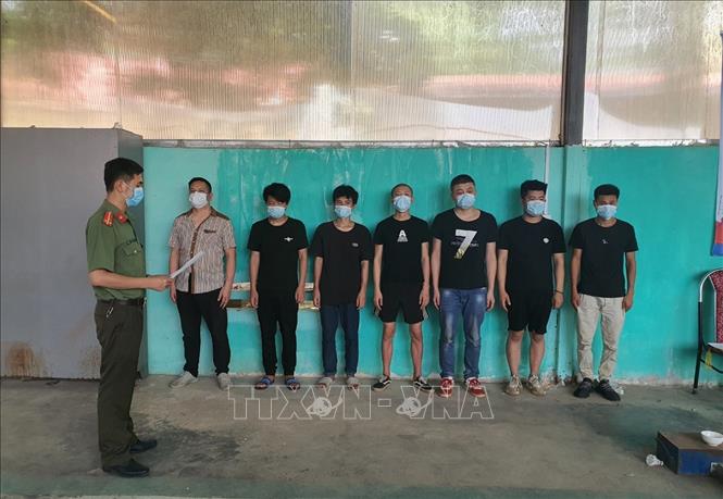 Phát hiện 7 người nước ngoài trong xe tải nhập cảnh trái phép vào Việt Nam