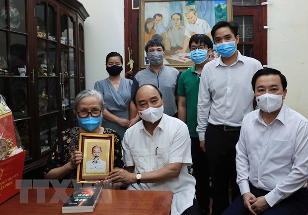 Chủ tịch nước thăm một số nhà báo, gia đình nhà báo lão thành