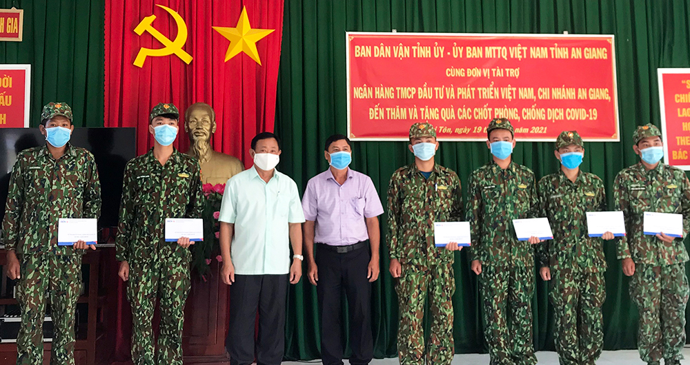 Lãnh đạo UBMTTQVN và Ban Dân vận Tỉnh ủy An Giang thăm, động viên cán bộ, chiến sĩ phòng, chống dịch bệnh COVID-19 biên giới Tri Tôn