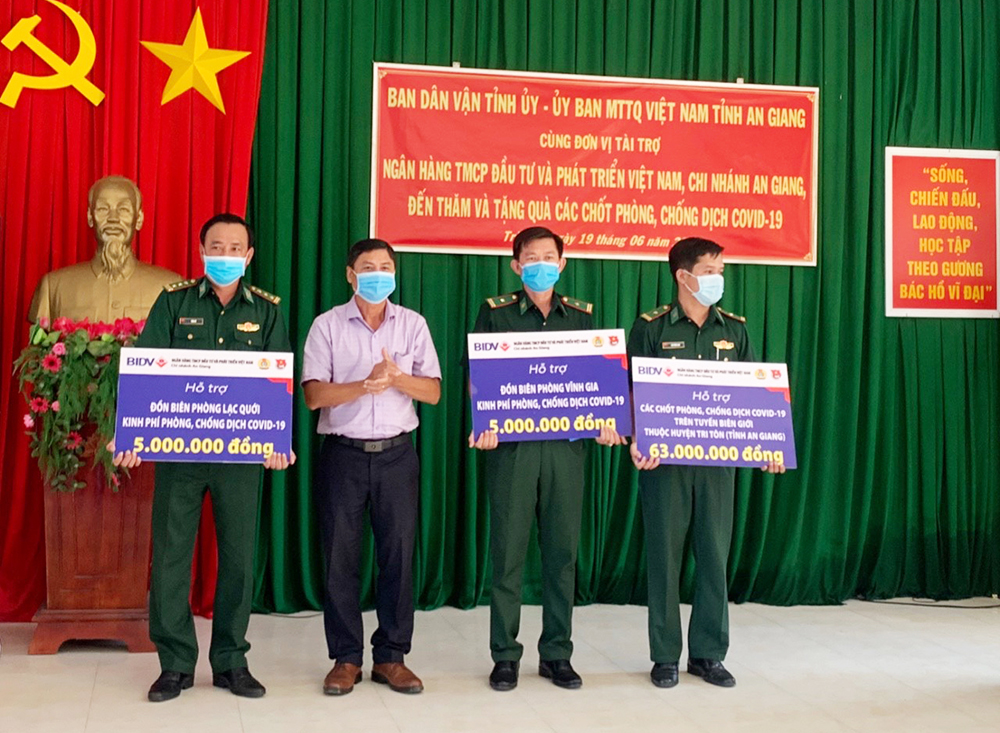 Lãnh đạo UBMTTQVN và Ban Dân vận Tỉnh ủy An Giang thăm, động viên cán bộ, chiến sĩ phòng, chống dịch bệnh COVID-19 biên giới Tri Tôn