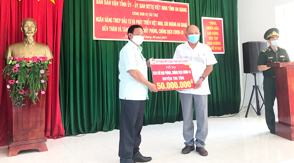 Lãnh đạo UBMTTQVN và Ban Dân vận Tỉnh ủy An Giang thăm, động viên cán bộ, chiến sĩ phòng, chống dịch bệnh COVID-19 biên giới Tri Tôn