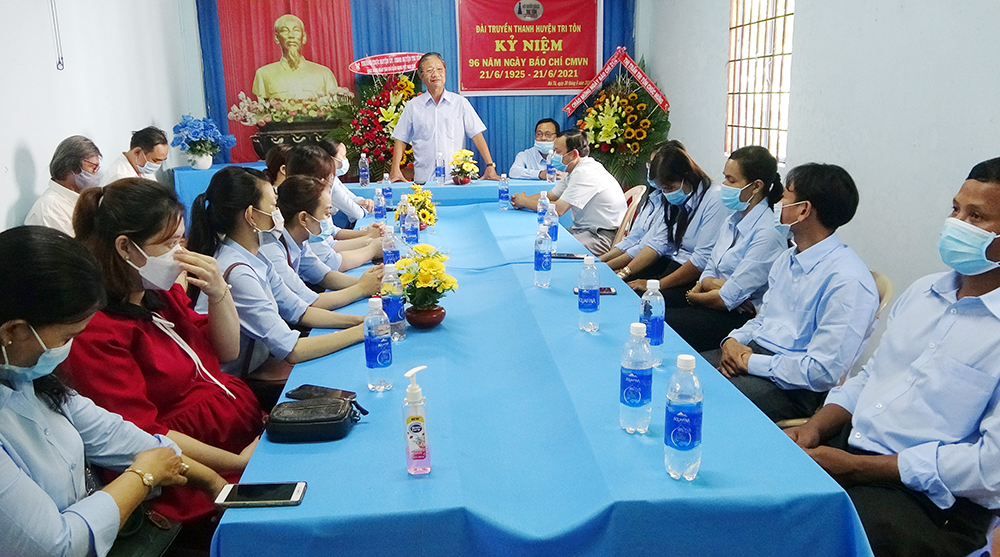 Bí thư Huyện ủy Tri Tôn chúc mừng 21-6