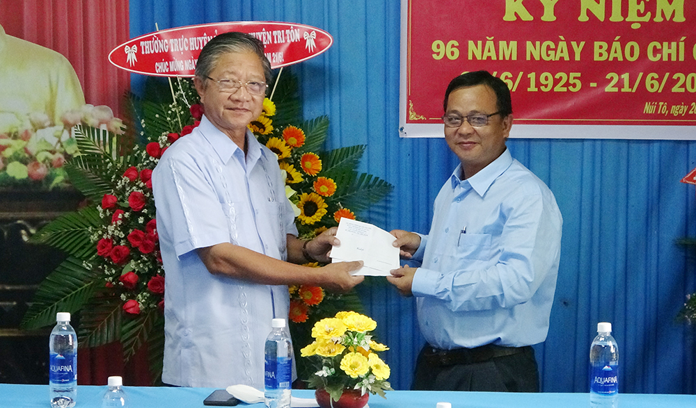 Bí thư Huyện ủy Tri Tôn chúc mừng 21-6