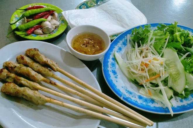 Sức hấp dẫn kỳ lạ của món nem lụi Đà thành, ăn rồi lại muốn ăn thêm