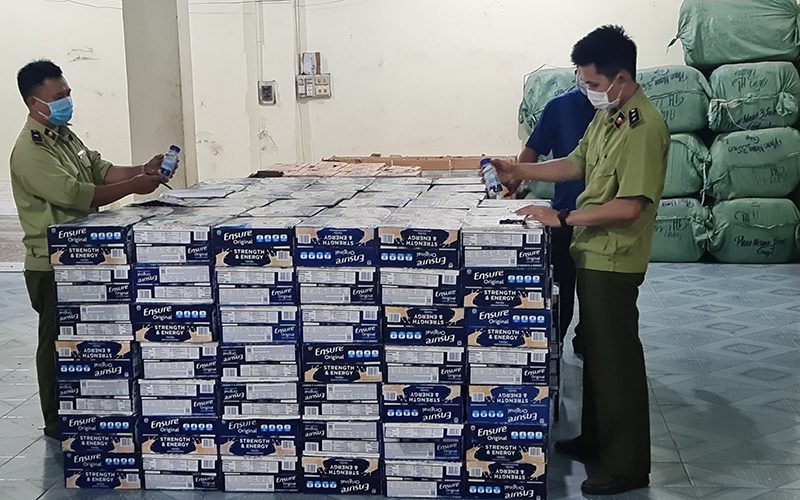 Tạm giữ gần 10 nghìn chai bia và sữa nước Ensure không chứng từ hợp pháp