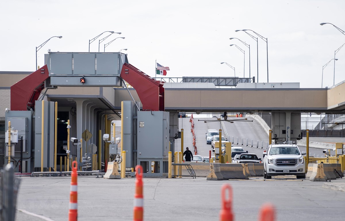 Dịch COVID-19: Mỹ gia hạn hạn chế đi lại tới Canada và Mexico