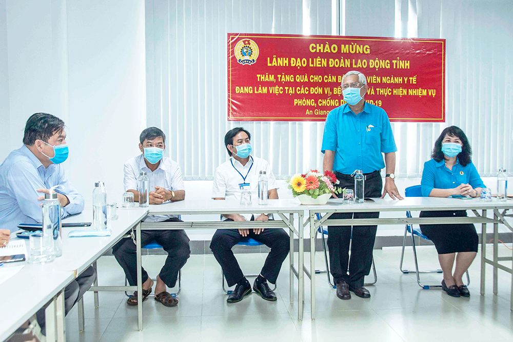 Chủ tịch Liên đoàn Lao động tỉnh An Giang Nguyễn Thiện Phú thăm, tặng quà cán bộ, đoàn viên, nhân viên ngành y tế đang làm việc tại Trung tâm Kiểm soát bệnh tật tỉnh An Giang