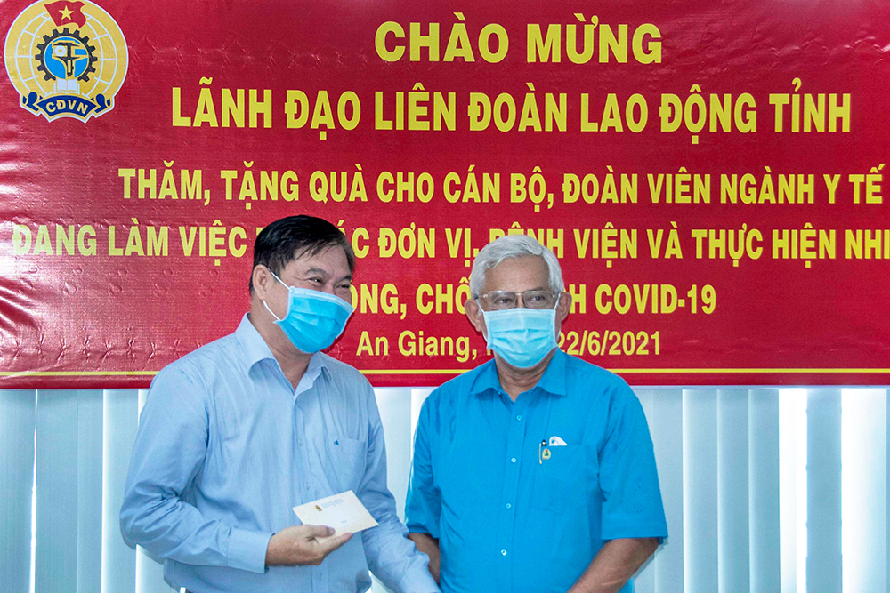 Chủ tịch Liên đoàn Lao động tỉnh An Giang Nguyễn Thiện Phú thăm, tặng quà cán bộ, đoàn viên, nhân viên ngành y tế đang làm việc tại Trung tâm Kiểm soát bệnh tật tỉnh An Giang