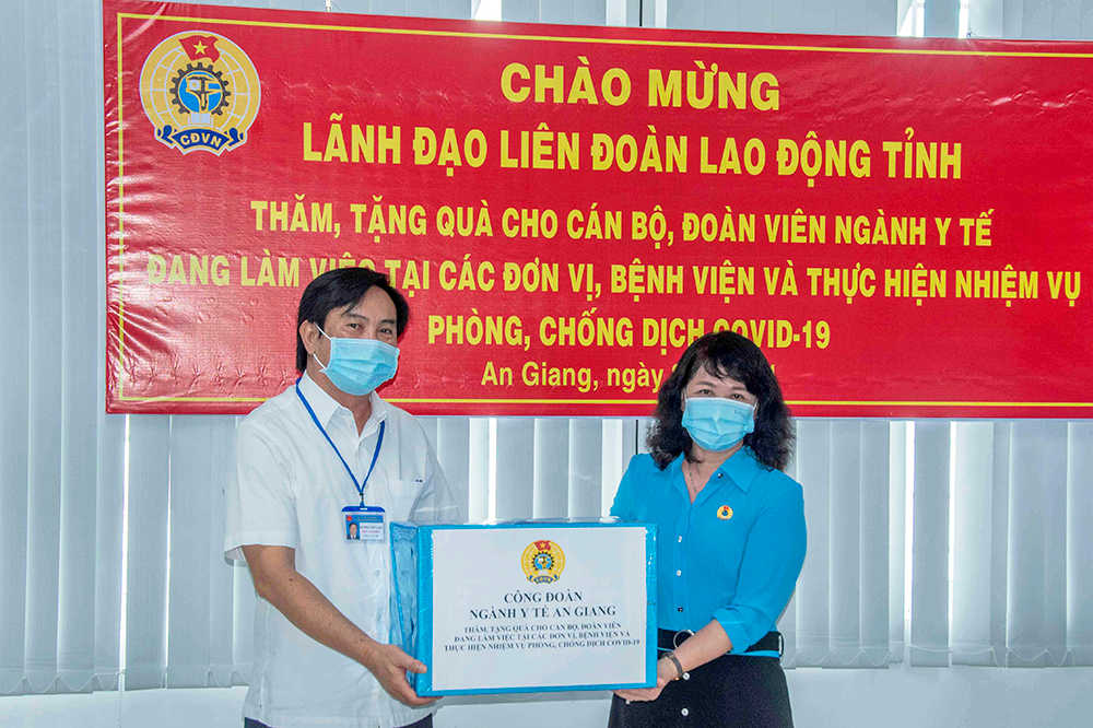 Chủ tịch Liên đoàn Lao động tỉnh An Giang Nguyễn Thiện Phú thăm, tặng quà cán bộ, đoàn viên, nhân viên ngành y tế đang làm việc tại Trung tâm Kiểm soát bệnh tật tỉnh An Giang