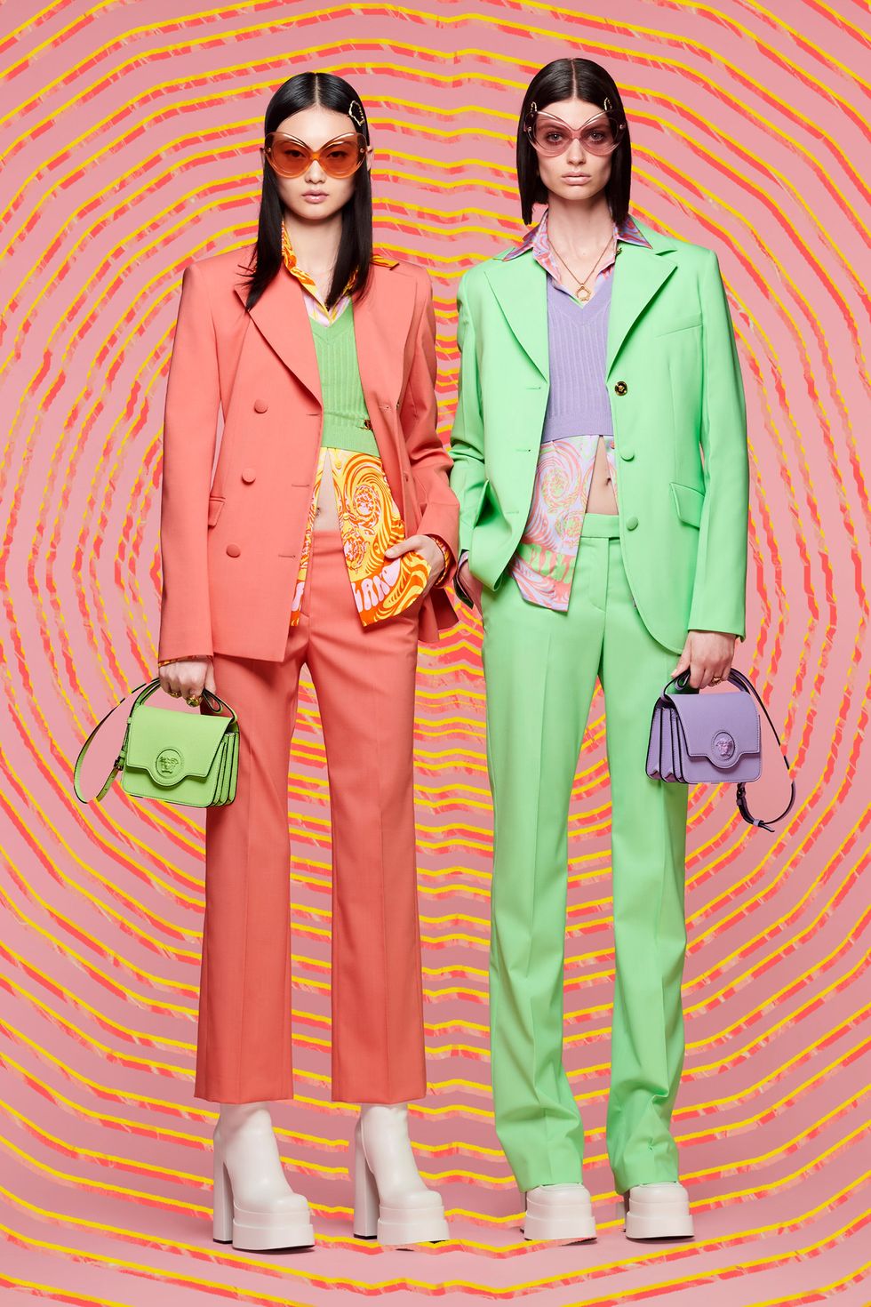 Versace Resort 2022 mang đến niềm vui thuần khiết mùa hè
