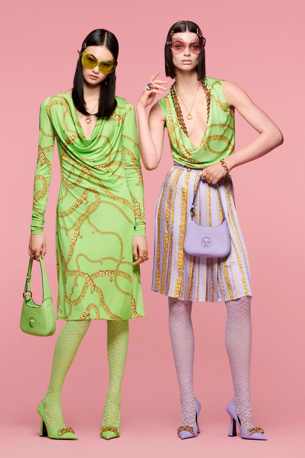 Versace Resort 2022 mang đến niềm vui thuần khiết mùa hè