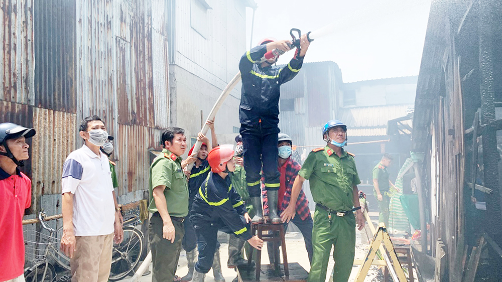 “Chạy lửa” cùng người dân