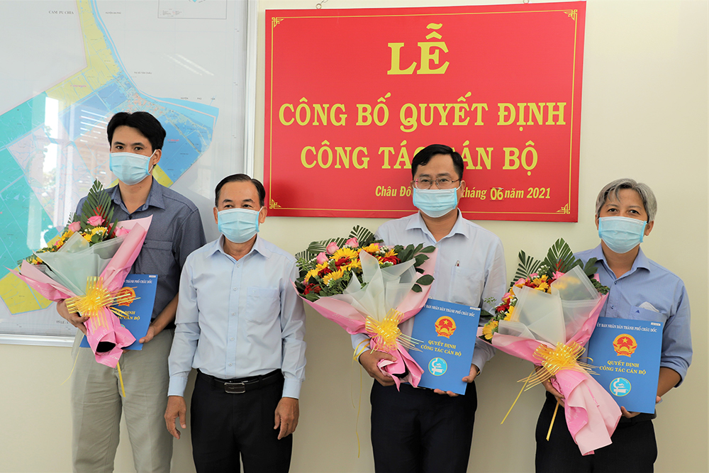 Châu Đốc trao quyết định cán bộ