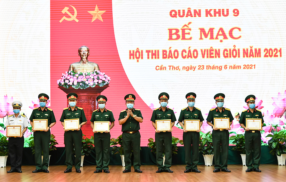 Đại tá Nguyễn Thúc Linh, Phó Chính ủy Bộ Chỉ huy Quân sự tỉnh An Giang đoạt giải ba đối tượng cấp trên cơ sở tại Hội thi Báo cáo viên giỏi cấp quân khu